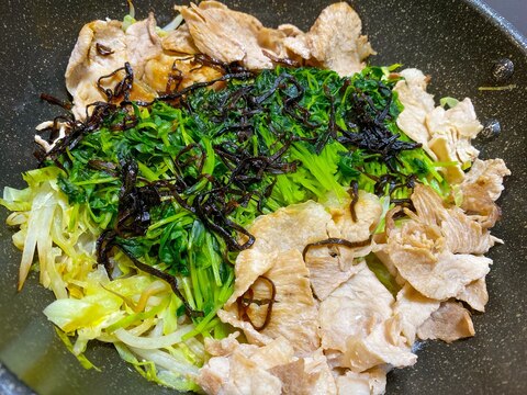 フライパンで簡単！豆苗と豚肉の塩昆布蒸ししゃぶ